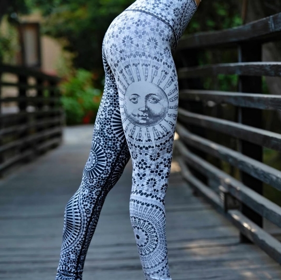 🌟🌜🌚🌛🌟Niyama Sol Luna black ⚫️ and white barefoot leggings XS BNWOT ✨️ - Picture 14 of 14